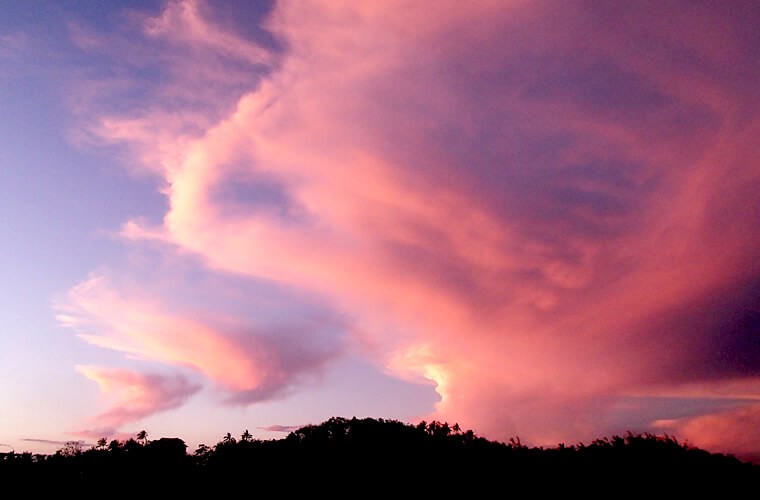 そしたら夕方はこんな感じに！ピンクに染まる大きな雲が印象的。