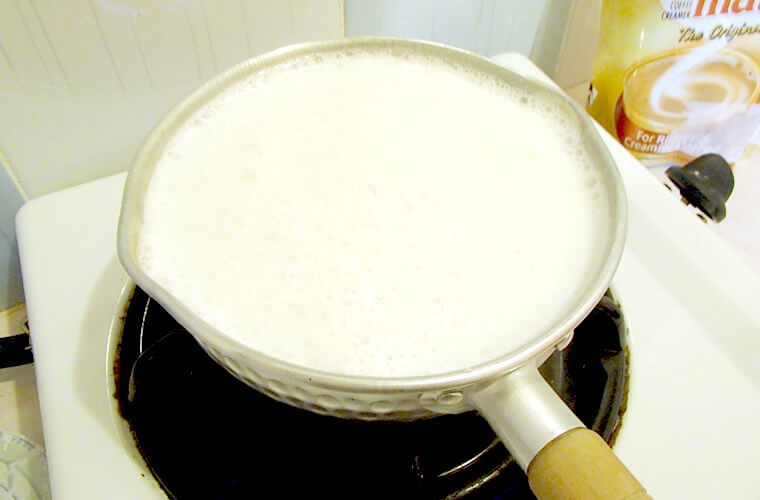 粉寒天・ココナッツミルクパウダー・牛乳・砂糖をよーく混ぜながら火にかけるだけ！ココナッツパウダーはよく振るってからの方が使いやすいと思います。器に移して粗熱が取れたら、冷蔵庫で冷やして出来上がり。